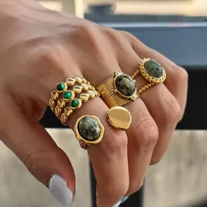 Vintage goldenes Edelstahl verstellbares Ring-Set mit gruenem Stein minimalistischer Schmuck