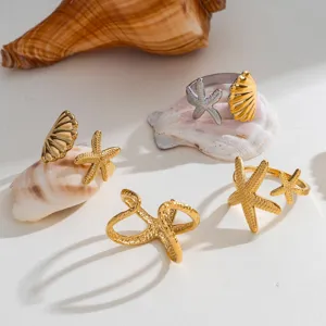 Detailansicht von Edelstahloffenringen mit Seestern und Muschel für den Strandstil.