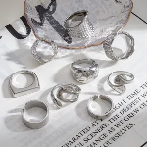 Gedetailleerde close-up van diverse metalen ringen met unieke getextureerde en geometrische stijlen.
