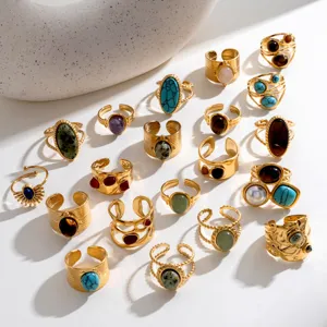 Detailansicht der Vintage vergoldeten Edelstahl Naturstein offenen Ringe Kollektion.