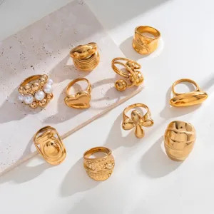 Set di anelli in acciaio inossidabile dorato con design geometrici di tendenza e perle donna.