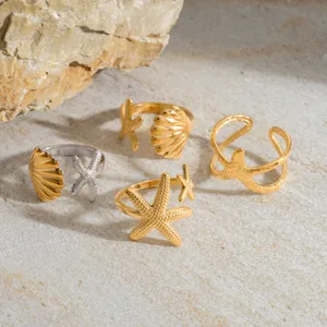 Nahaufnahme Detail von maritimen Seestern und Muschel Edelstahl offenen Ringe Urlaub.