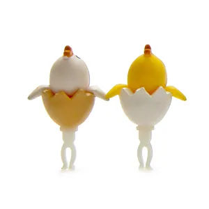 Schattige kuiken ei cartoon telefoon stofplug paar, mooi accessoire voor smartphones.