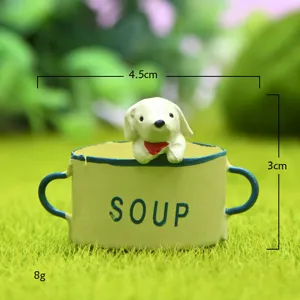Miniatur Harzwelpen Ornament im Suppentopf, perfekt für Sukkulententöpfe und Gartendekoration.