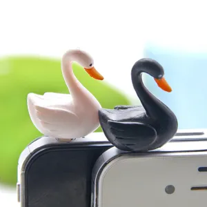 Schattige zwart-witte eenden paar 3.5mm stofplug gedetailleerde weergave voor mobiele telefoon.