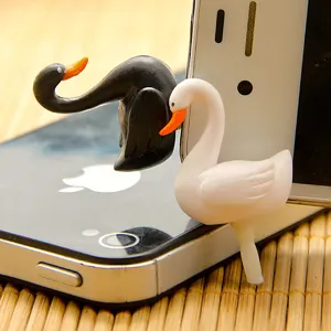 Schattige zwart-witte zwaan stofplug detailfoto, 3.5mm koptelefoon aansluiting accessoire.