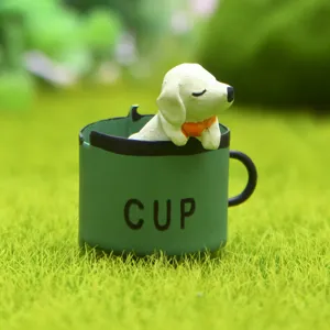 Miniatur Harz Hund Figur in Tasse, perfekte Detailansicht für Garten und Sukkulenten Deko.