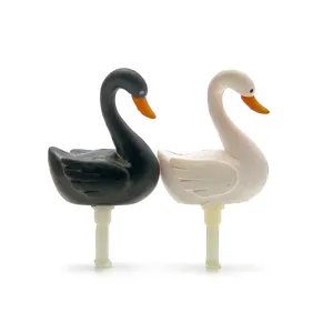 Schattige zwart-witte zwaan 3.5mm stofplug voor smartphone, leuke decoratie accessoire.