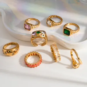 Detaillierte Ansicht bunter Strass verstellbarer Ringe aus Edelstahl im Vintage-Stil.