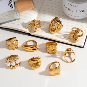 Set di anelli statement in acciaio inossidabile dorato, stile vintage geometrico e chunky.