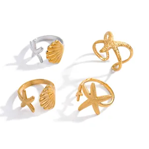 Detailansicht der eleganten Meeresstil Edelstahl Ringe mit Seestern und Muschel Motiven.
