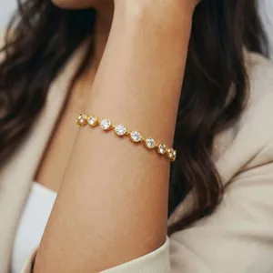 Elegantes goldenes Zirkonia Tennisarmband mit runden Steinen minimalistischer Armschmuck.