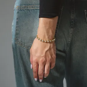 Nahaufnahme eines glamourösen goldenen Zirkon Herz Armbands am Handgelenk detailansicht.