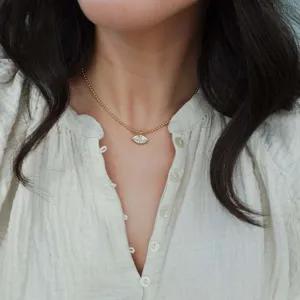 Vista detallada collar con colgante de circonita en acero titanio elegante hermosa joya.