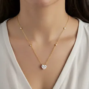 Delicado collar de circonita de corazón de acero titanio dorado, vista detallada de cadena.