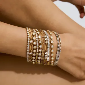 Vergoldetes Armband-Set mit glitzernden Zirkoniasteinen, Herzen und schicken Gliederketten für Damen.