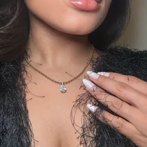 Elegante collar con colgante solitario de circón de acero de titanio para mujer cadena de clavícula