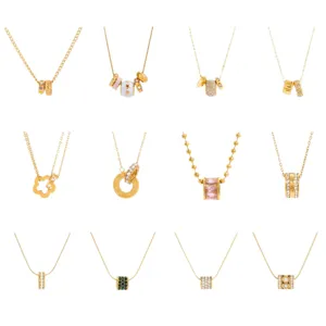 Elegantes Gold Edelstahl Anhänger Halskette Set mit Strass und geometrischen Ringen.