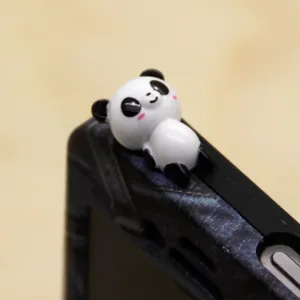 Süßer Cartoon Panda Handy Staubschutz und Anhänger, Mini Tier Figur Dekoration Neu.