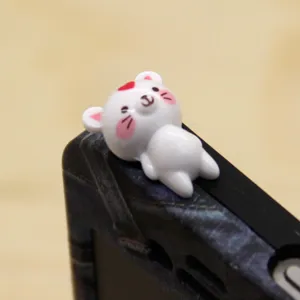 Süßer weißer Katzen Handy Staubschutzstecker Detailansicht, liegende Tierfigur für 3.5mm Buchse.