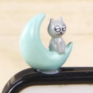 Detail opname van een schattige grijze kat op een lichte groende halve maan stofplug.