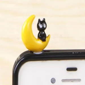 Gedetailleerde close-up van zwarte kat op maan stofplug voor smartphone accessoires.