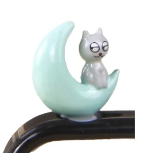 Leuke kat halve maan stofplug 3.5mm universele koptelefoon jack accessoire voor telefoon.