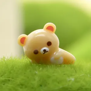 Gedetailleerde close-up van een schattig liggend berenharsfiguurtje, ideaal als telefoonaccessoire.
