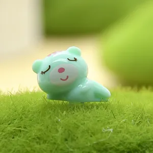 Schattige slapende beren stofplug detail, compacte harsdecoratie voor telefoonaansluiting.