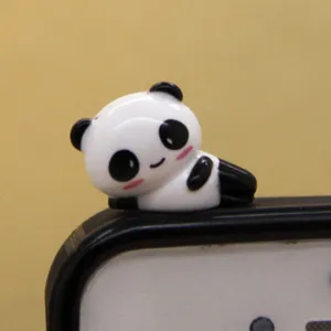 Schattige panda stofplug voor smartphone, schattig dier cartoon ontwerp, mooie accessoires.