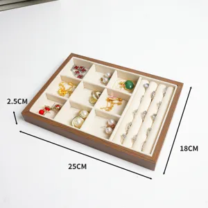 Sieradenpresentatie plateau met walnoot houtnerf en zachte fluwelen voering voor ringen