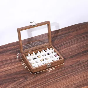Detailansicht der Schmuckschatulle aus Holz mit Glasdeckel und mehreren Fächern.
