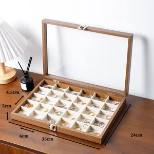Nussbaum Holz Schmuckkasten mit Glasdeckel und mehreren weichen Samtfächern für Ringe.
