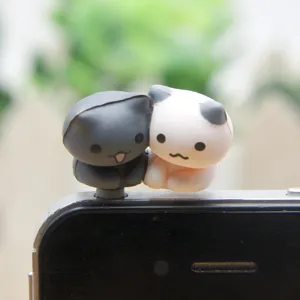 Detailopname schattige kat stofplug, kleine hars figuur voor 3.5mm hoofdtelefoon aansluiting.