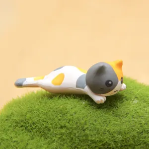 Gedetailleerde close-up van een schattig kattenfiguur miniatuur voor landschap of stofplug decor.
