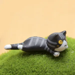 Schattig gestreept katten miniatuur beeldje voor microlandschappen en bureau decoratie.