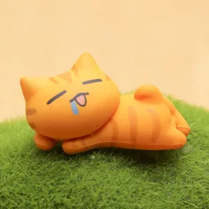 Gedetailleerd overzicht van schattig oranje kattenbeeldje, schattig miniatuur popje closeup.