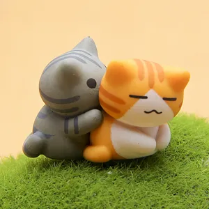 Detail van schattig kattenfiguur, mini hars kattenpaar ornament voor microlandschap.