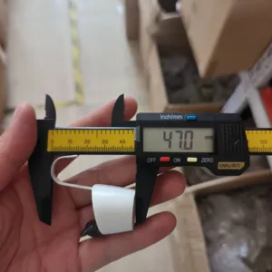 Detailmessung zeigt die Größe des Harz Welpen Haken Ornaments mit digitalem Messschieber.
