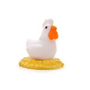 Détail de figurine de poulet blanc en résine miniature pour jardinage paysager.