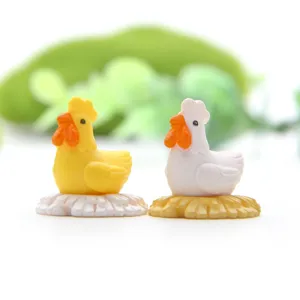Vue de détail de figurines de poulet en résine miniature, parfait pour jardin paysager DIY.