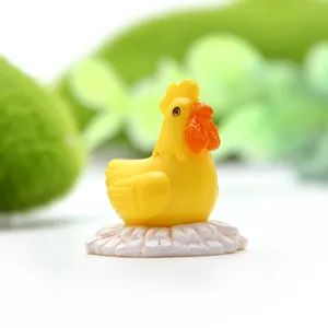 Figurine miniature de poulet en résine pour décor jardin, détail micro paysage clair.