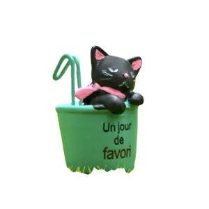 Harz süße Tier Katze Figur mit grünem Eimer Haken Gartenarbeit Dekor Produkt Hauptansicht.