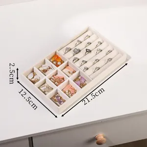 Beige fluwelen sieraden organizer tray met ring gleuven en handige opbergvakken.