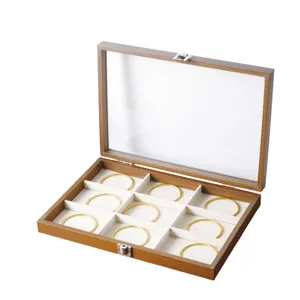 Houten sieraden opbergdoos met glazen deksel en fluwelen vakken voor armbanden en horloges.