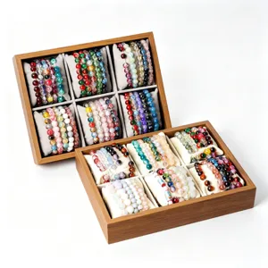 Plateau de présentation à bijoux en bois avec bracelets en perles colorées, organisateur.