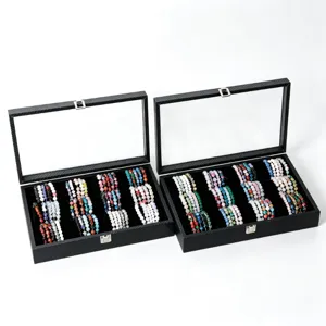Schwarze 12-Schlitz Samt Schmuckschatulle Set mit bunten Kristall Perlen Armbändern.