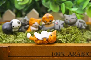 Leuke kat miniatuur figuur detail opstelling, speels microlandschap design decor.