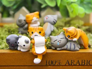 Close-up van schattige katten harsen miniatuur beeldjes, perfect voor bureaudecoratie of telefoon.