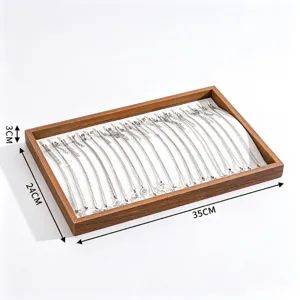 Notenhouten ketting display plateau detail met witte fluwelen voering en afmetingen.